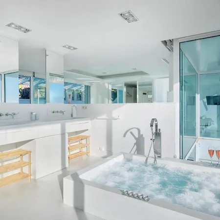 In With Pool, Jacuzzi, Bbq, View, Ac, 12pax シッチェス