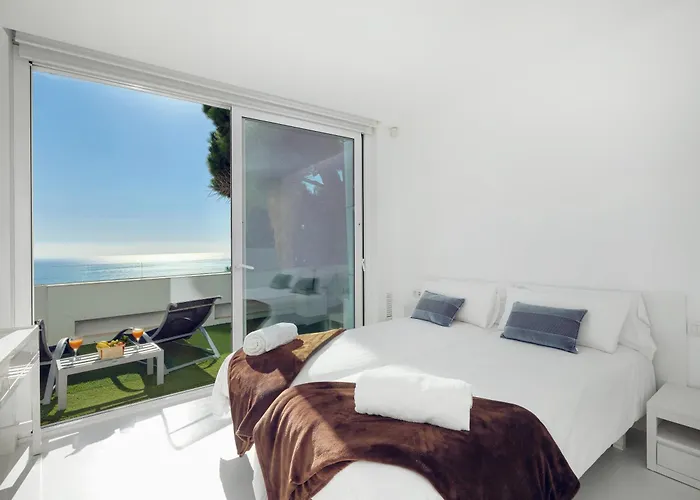 Vila In With Pool, Jacuzzi, Bbq, View, Ac, 12pax Sitges